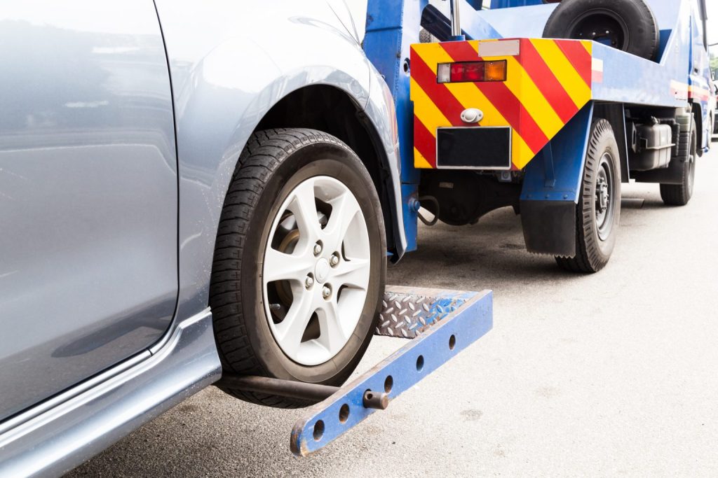 tow-truck-towing-a-broken-down-car-on-the-street-P7TAJZ2-1536x1024